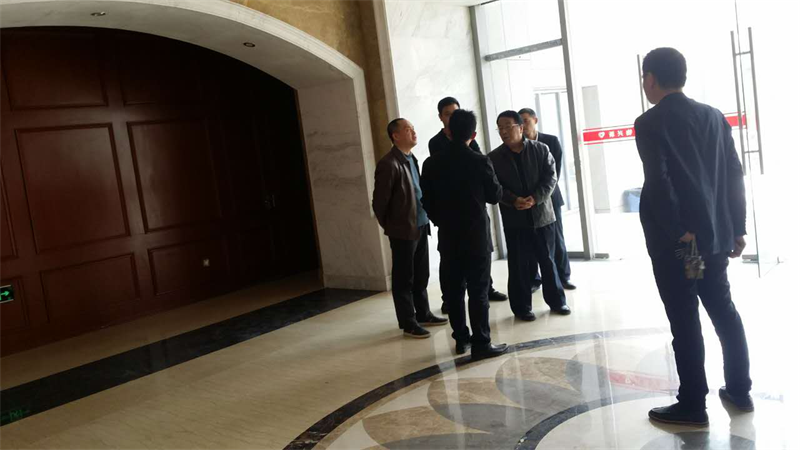集团公司总司理万先逵、副总司理周志宏一行亲临利民佳苑小区现场指导事情_拉斯维加斯3133cc
