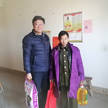 严冬心系贫困户   扶贫慰问暖人心_拉斯维加斯3133cc