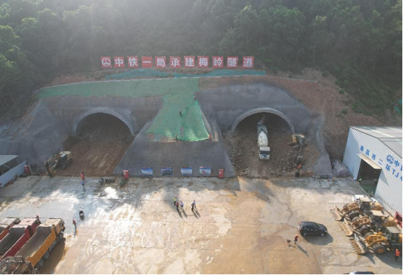 西二环高速项目梅岭隧道工程提前掘进_拉斯维加斯3133cc