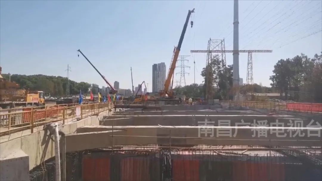国庆假期不歇工 丹霞大道节点性工程稳步推进_拉斯维加斯3133cc
