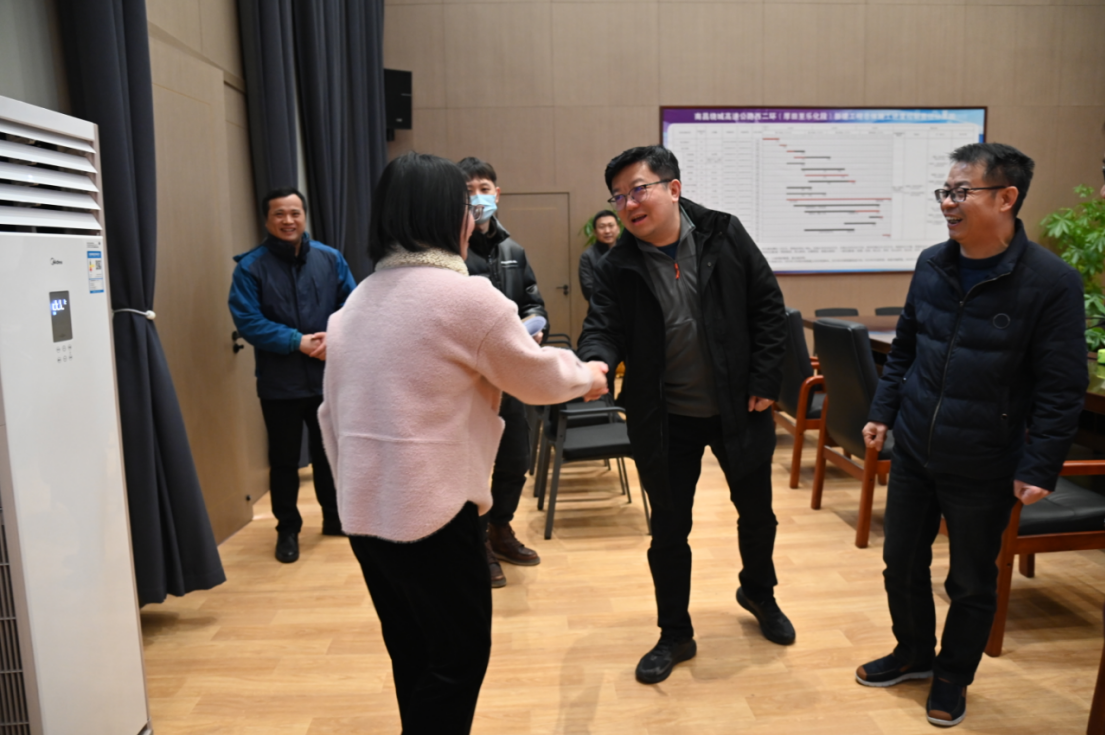 市拉斯维加斯3133cc集团党委副书记、总司理章勇走访慰问西二环项目办难题党员_拉斯维加斯3133cc